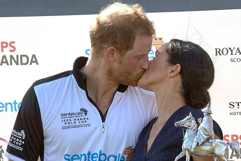 Das muss Liebe sein: Harry und Meghan geben sich am Rande eines Poloturniers einen dicken Schmatzer in aller Öffentlichkeit.