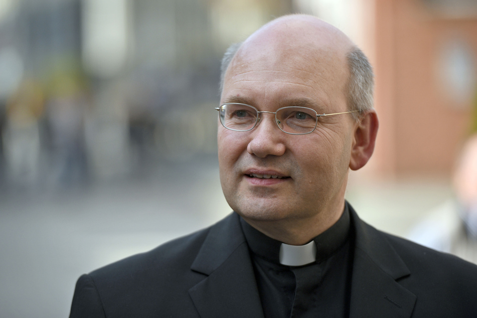 Bischof Helmut Dieser (60) appellierte in seiner Silvesterpredigt im Aachener Dom für die Freilassung von Karlspreisträgerin Maria Kolesnikowa (40).