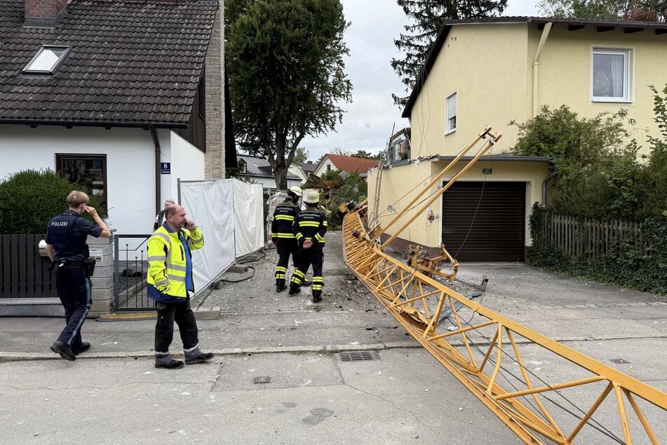 Der Kran streifte ein Wohnhaus und krachte auf eine Garage.