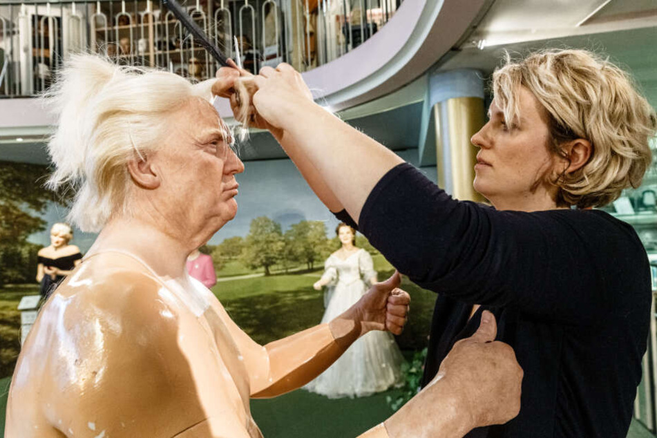 Bei der jährlichen Putzaktion ordnet Maskenbildnerin Henriette Masmeier die Haare der Puppe des amerikanischen Präsidenten Donald Trump neu.