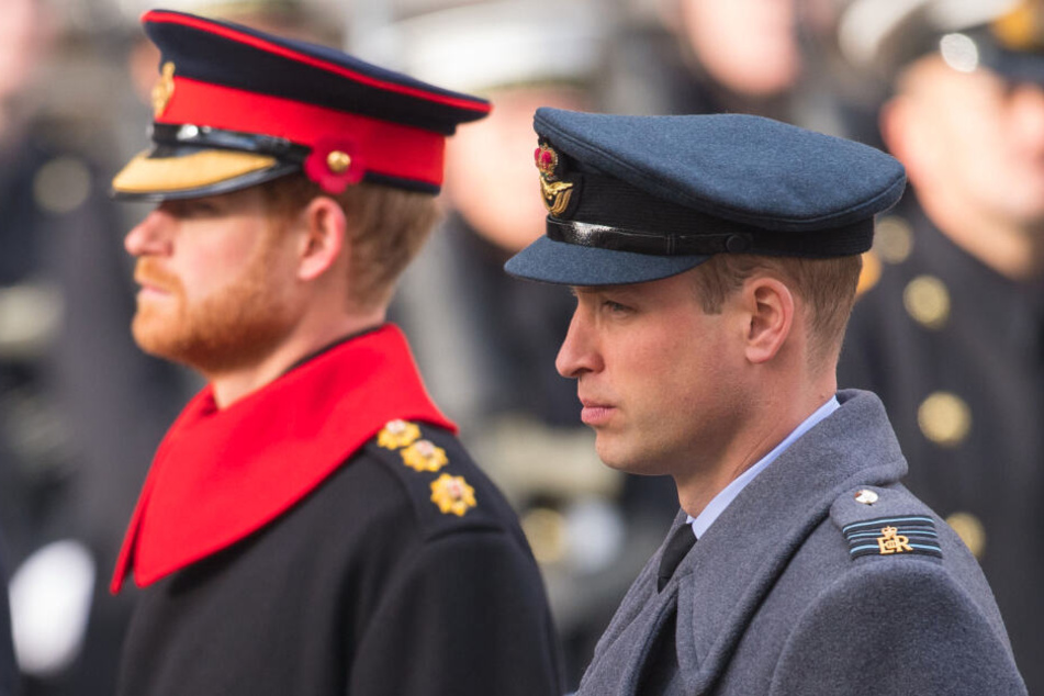 Prinz Harry (li.) wird in Zukunft auch keine Aufgaben für das Militär übernehmen, in Uniform wird er deshalb wohl nicht mehr zu sehen sein. Das Verhältnis zu seinem Bruder, Prinz William (37, re.), sei indes derzeit eher angespannt