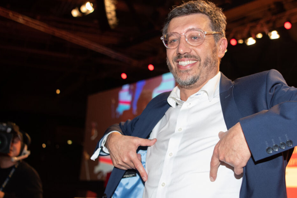 Claus Vogt deutet symbolisch den Brustring an, den er mit Stolz trägt.