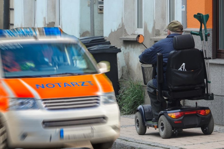 Der Elektrorollstuhlfahrer (81) erlag nach dem Unfall seinen Verletzungen (Symbolbild).