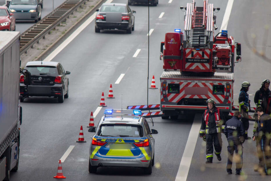 Das Kable der Oberleitung hängt auf die rechte Fahrbahn der Südwesttangente.