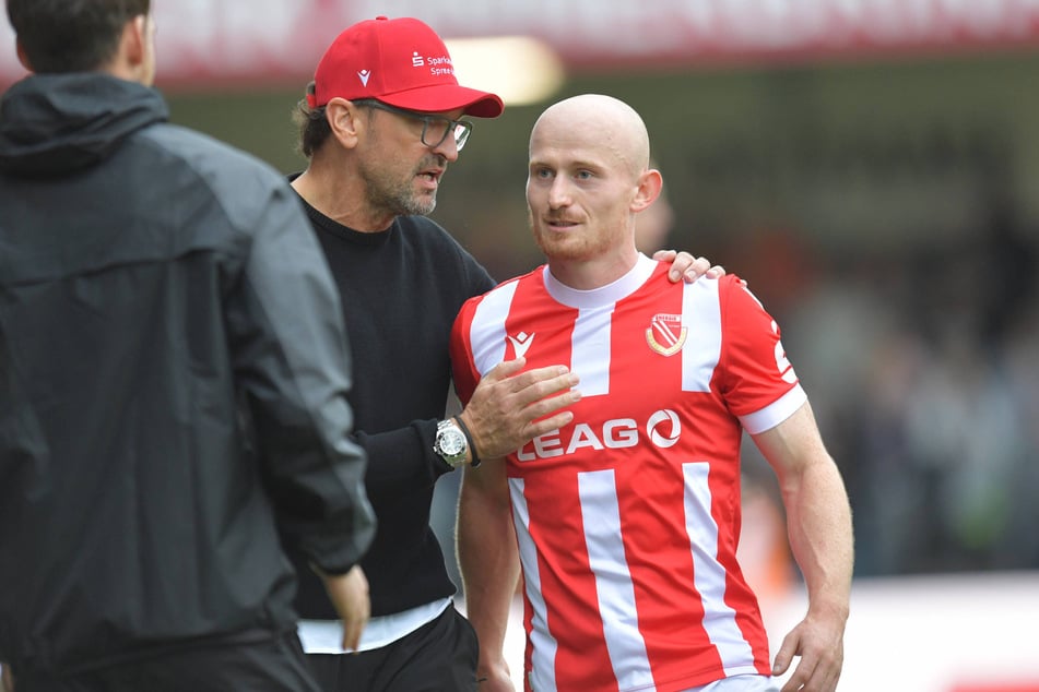 Trainer Pele Wollitz (59, l.) holte seit Mittwochabend zum Rundumschlag gegen Maximilian Krauß (28, r.) aus. Der wehrt sich nun.