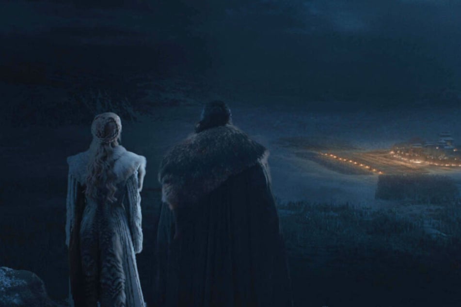 Daenerys (l., Emilia Clarke) und Aegon Targaryen (Kit Harington) beobachten die Dothraki, die in die Finsternis reiten.
