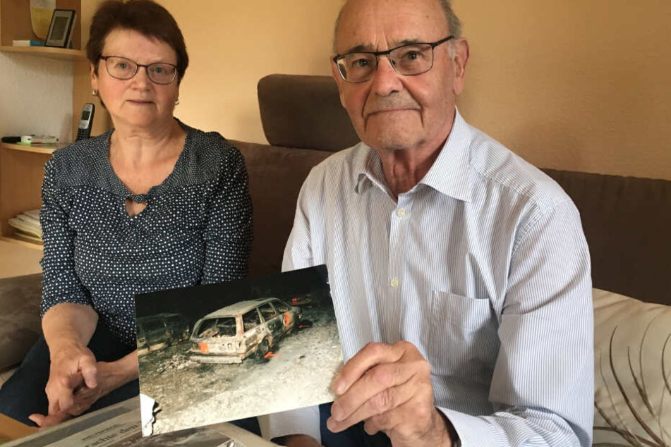 Das Ehepaar Ludwig und Eva Mayer zeigt ein Foto seines bei der Katastrophe im Tauerntunnel ausgebrannten VW-Passats.