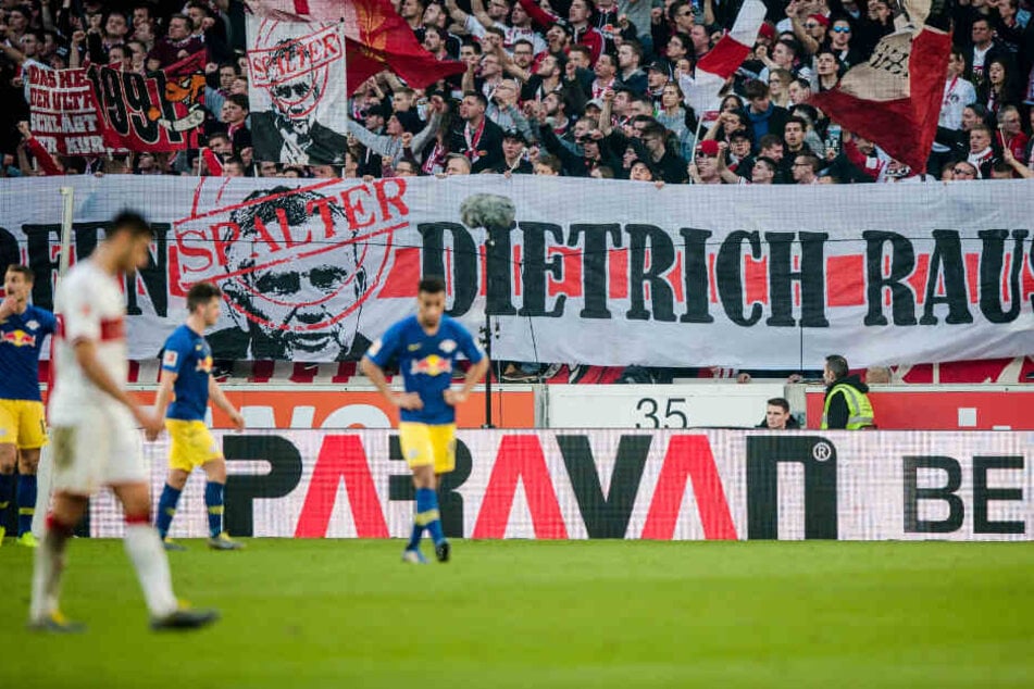 Die VfB-Fans skandieren "Dietrich raus!" mit einem Banner beim Heimspiel gegen RB Leipzig.