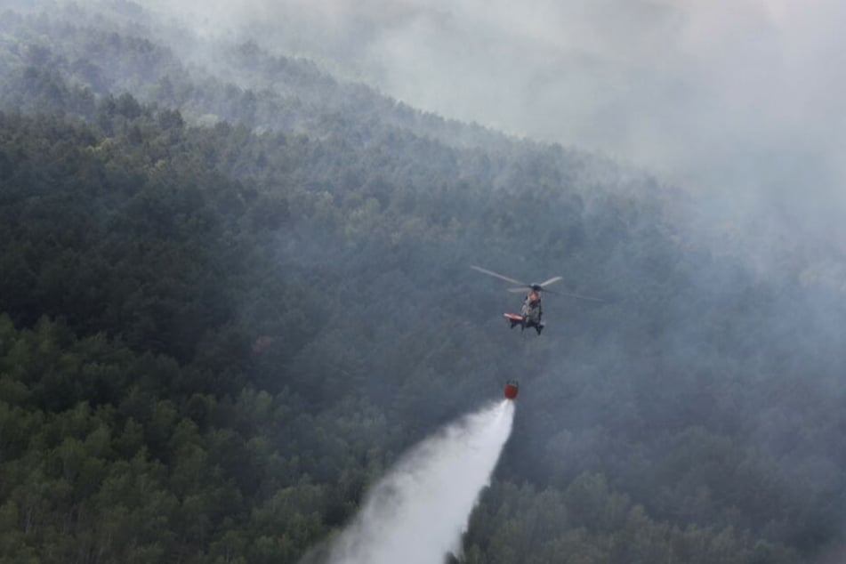 Hubschrauber der Bundespolizei bei den Löscharbeiten in der Lieberoser Heide.