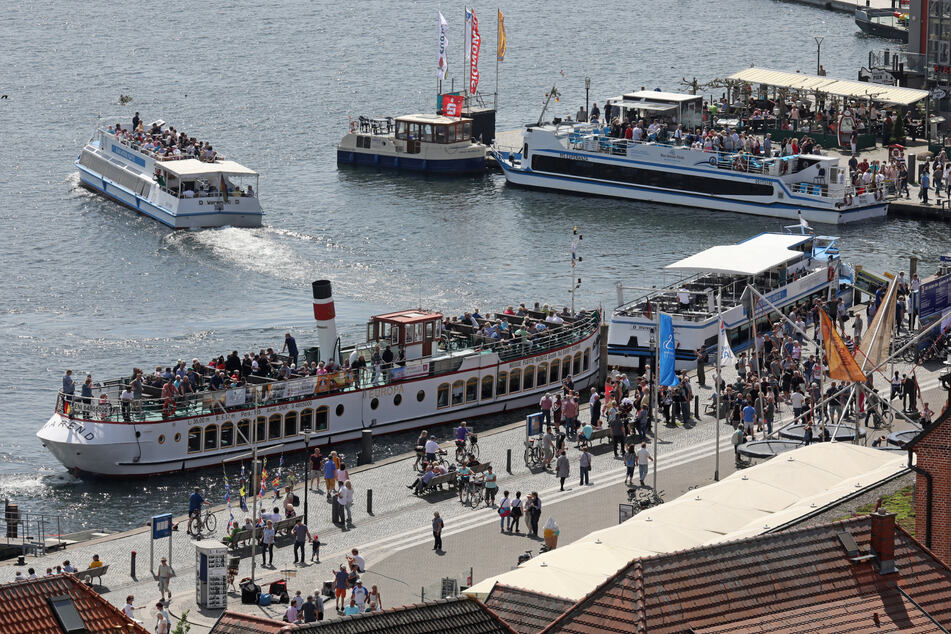 Das maritime Volksfest, das als kleine Schwester der Rostocker Hanse Sail gilt, eröffnet traditionell die Saison der maritimen Volksfeste in Mecklenburg-Vorpommern. (Archivbild)