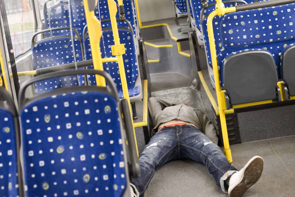 Betrunken schlief der Mann in einem Linienbus in Bamberg ein. (Symbolbild)