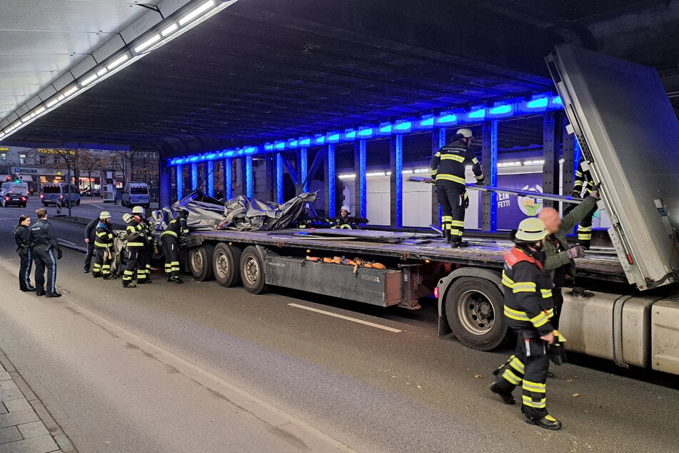 Ein Lastwagen ist an der Tunneldecke hängengeblieben.