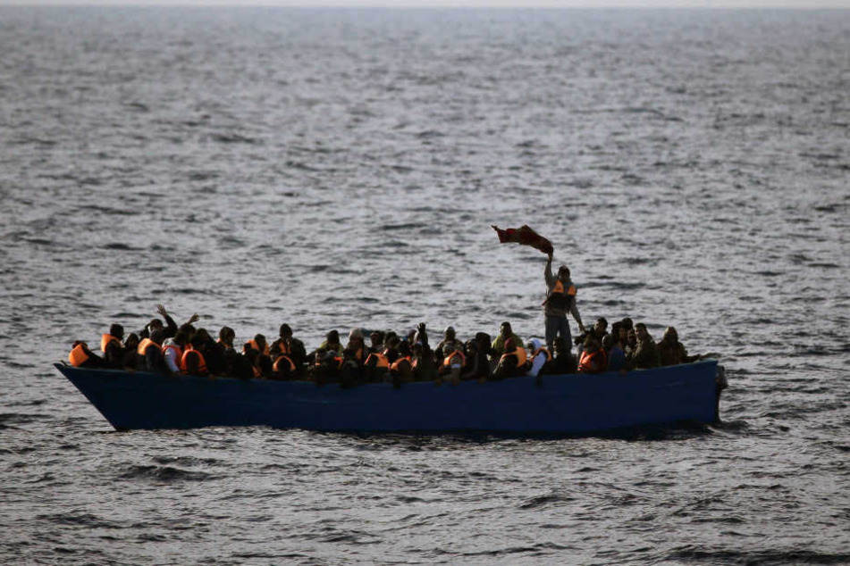 Ein Boot mit Flüchtlingen im Mittelmeer. (Symbolbild).