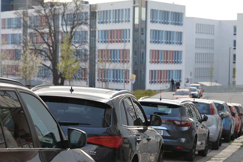 Alles voll in der Sonnenstraße: Für die Anwohner eine Folge des neuen Technischen Rathauses.