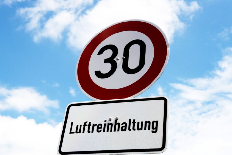 Tempo-30-Zonen sollen die Luft sauberer machen, doch das stimmt so nicht, sagt die Hamburger FDP.