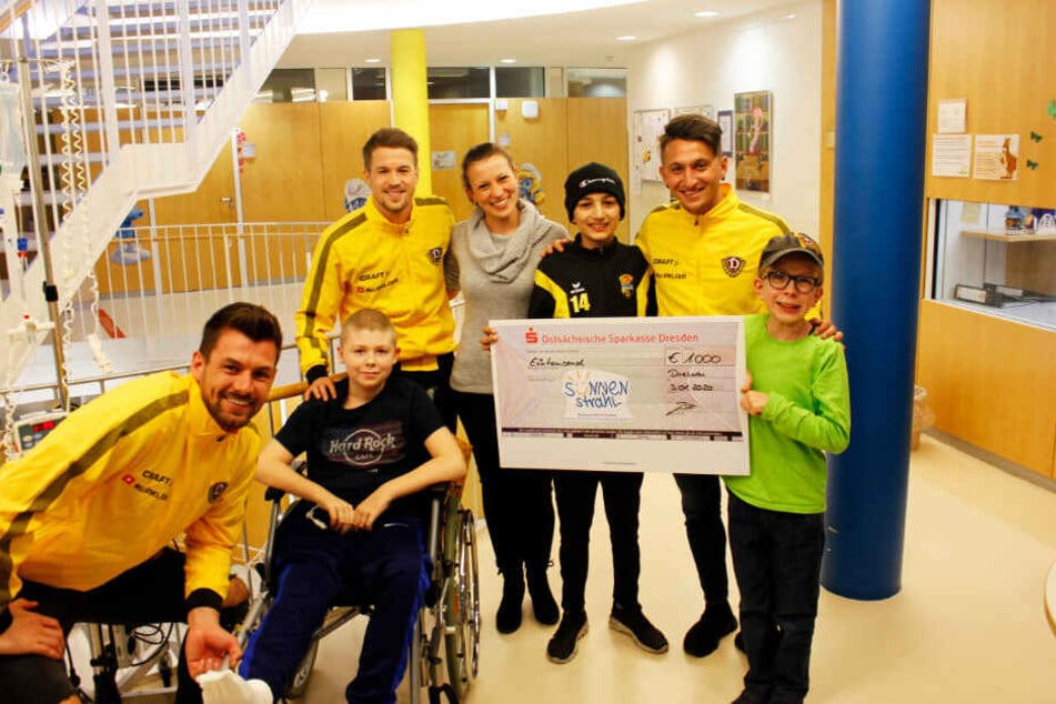 Patrick Wiegers, Patrick Möschl und Baris Atik (v.l.) besuchten die Kinderkrebsstation des Universitätsklinikums Carl Gustav Carus Dresden.
