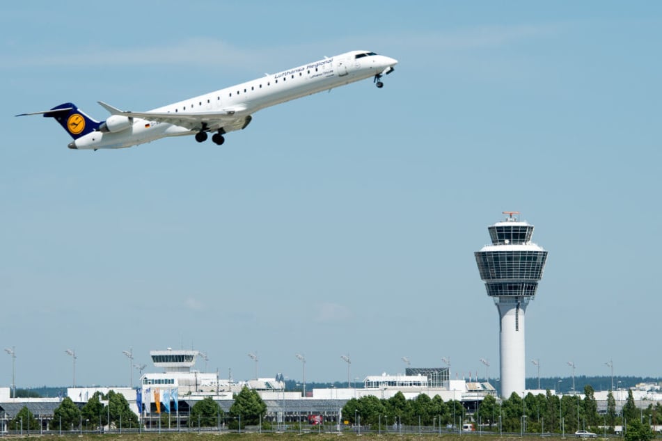 Eine Maschine der Lufthansa startet am Flughafen München. (Symbolbild)