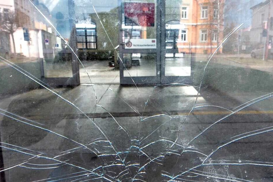 Die Scheibe in der Eingangstür zum Bahnhof ist gesplittert und schmutzig.