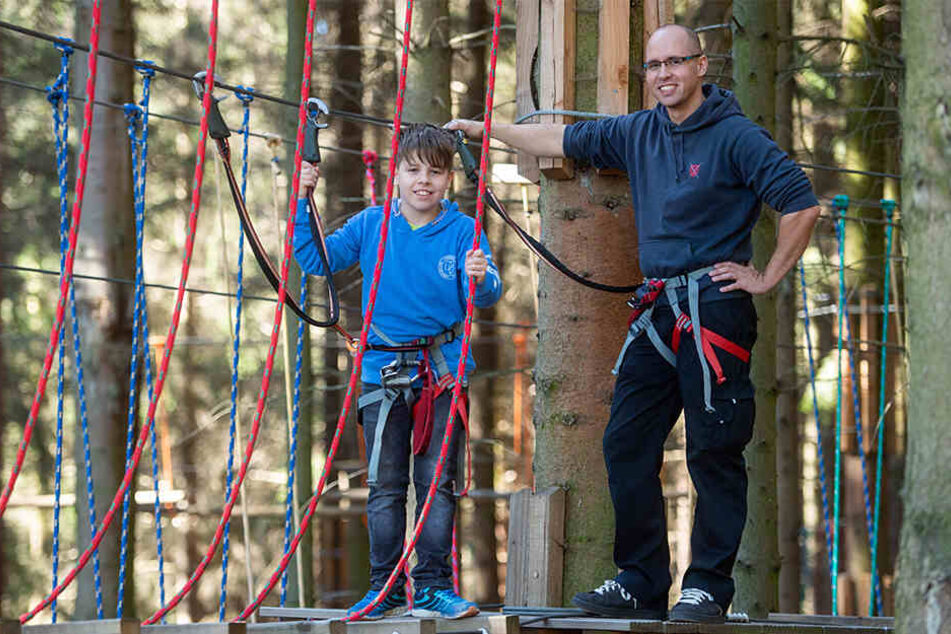Familienspaß im Kletterwald: Lukas (11) und Papa Sebastian (36) auf der Anlage in Rabenstein.