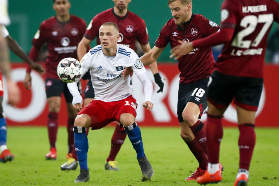 Fiete Arp hat beim Hamburger SV keinen leichten Stand. Im Pokal gegen Nürnberg durfte der Youngster mal wieder von Anfang an ran.