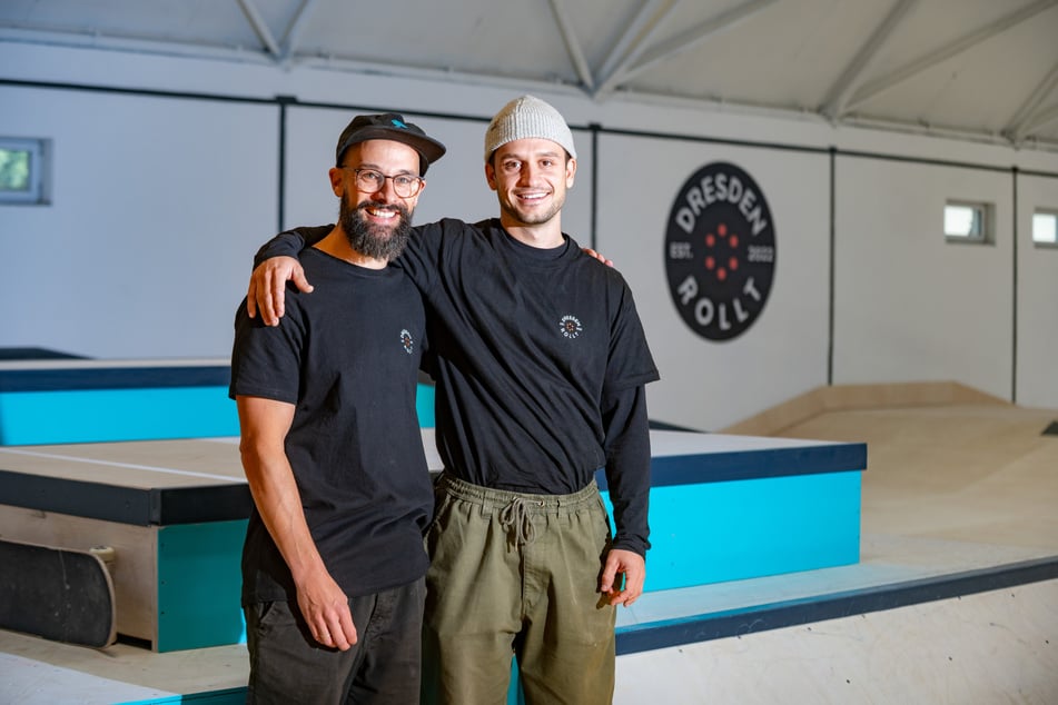Sebastian Linda (41, l.) und Vereinsvorsitzender Rick Marvin Hofmann (26) freuen sich über die neue Halle.