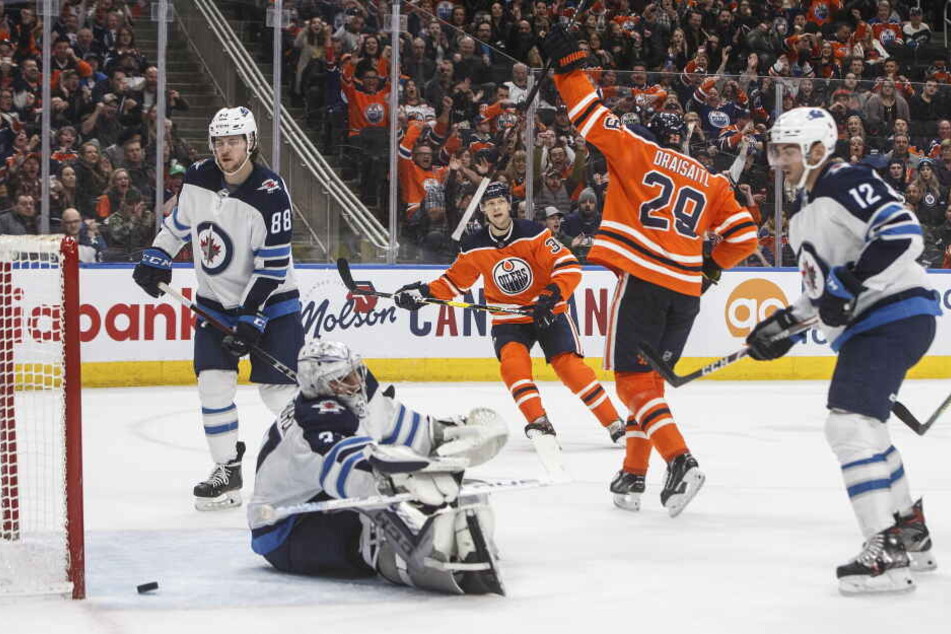Leon Draisaitl jubelt nach einem Tor gegen die Winnipeg Jets.
