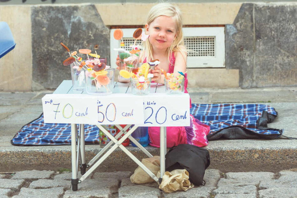 Lia (5) verkauft auf der Schönfelder Straße Lutscher.