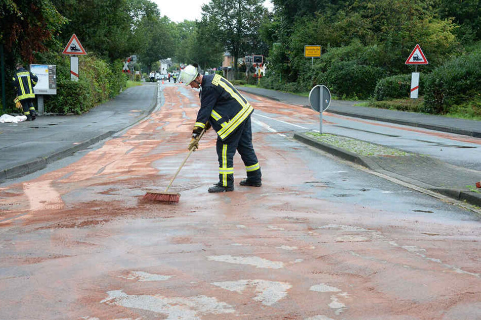 Eine große Ölspur musste von der Feuerwehr beseitigt werden.