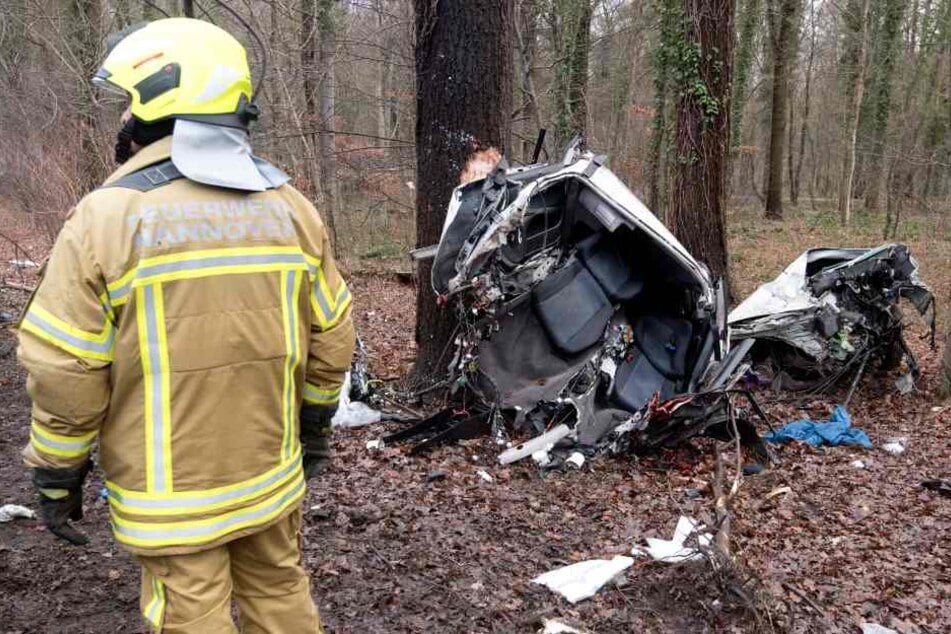 Ein in zwei Teile gerissenes Autowrack liegt im Wald am Messeschnellweg.
