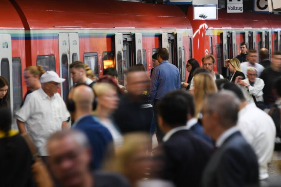 Passanten zogen den Mann zurück auf den Bahnsteig (Symbolfoto).