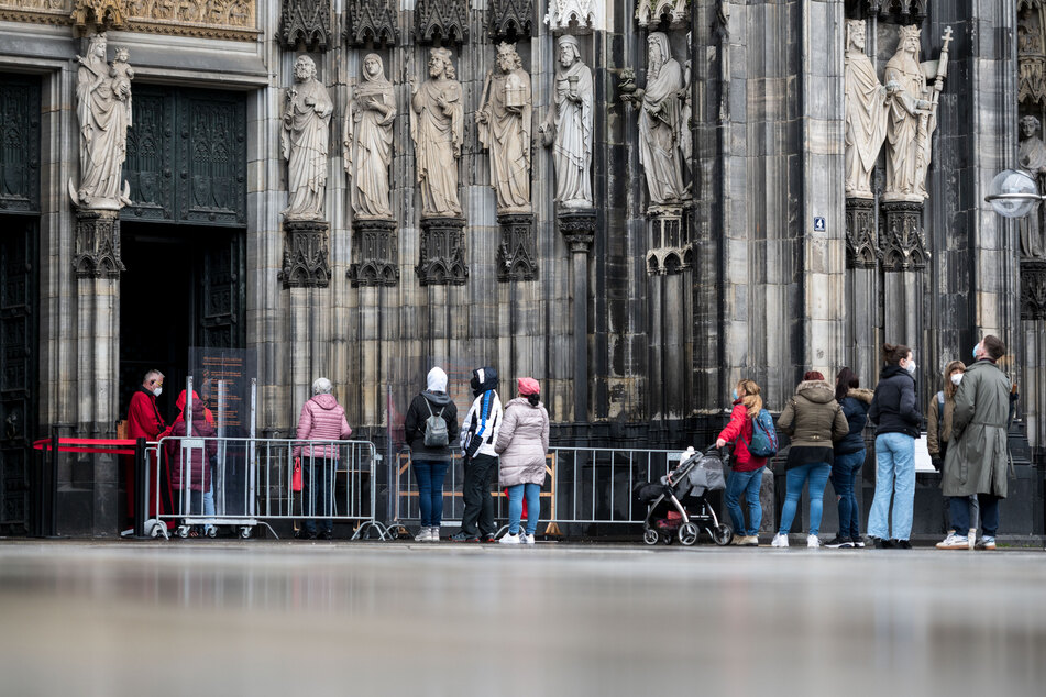 Wegen der aktuellen Corona-Entwicklung werden auch beim Kölner Dom die Lockerungen für Besucher wieder zurückgenommen. Betenden und Messe-Besuchern wird dennoch Einlass gewährt.