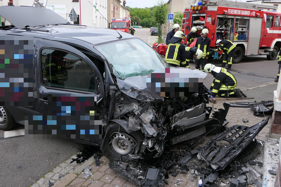 Der Fahrer des Transporters wurde vorsorglich ins Krankenhaus gebracht.