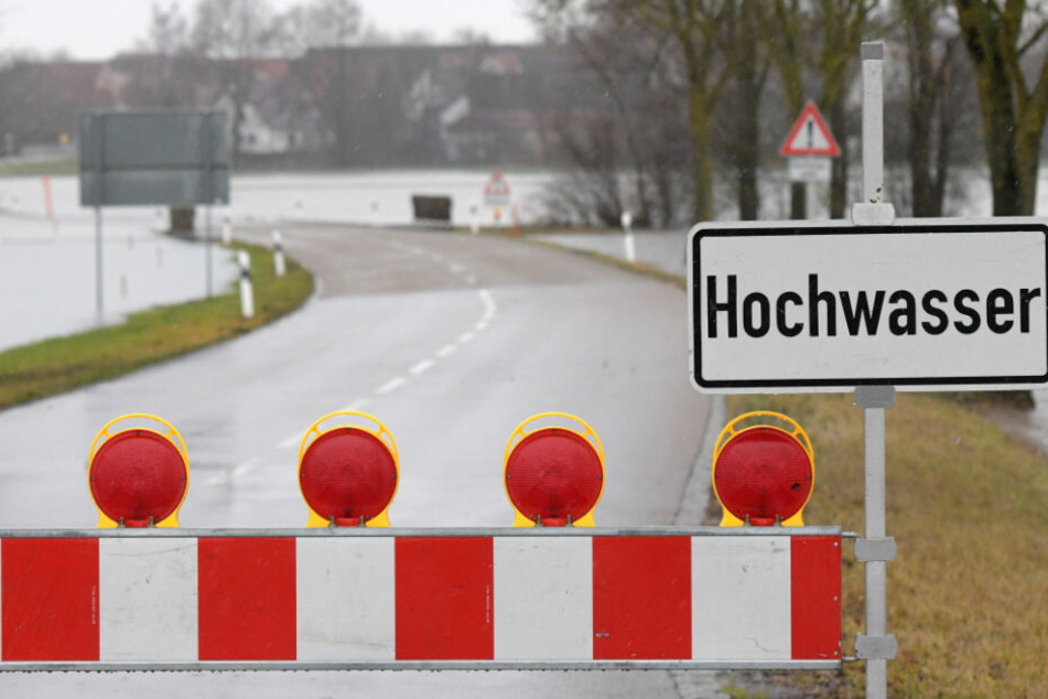 In Wörnitzostheim mussten Straßen wegen des Hochwassers gesperrt werden.