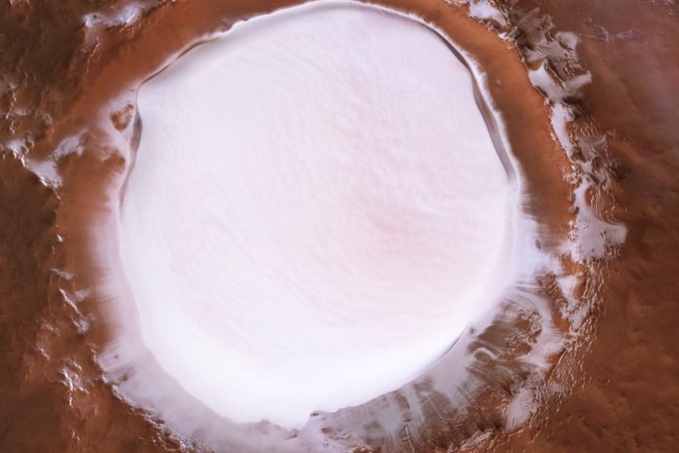 Bei Umrundungen wurde die Eislandschaft im Krater entdeckt.
