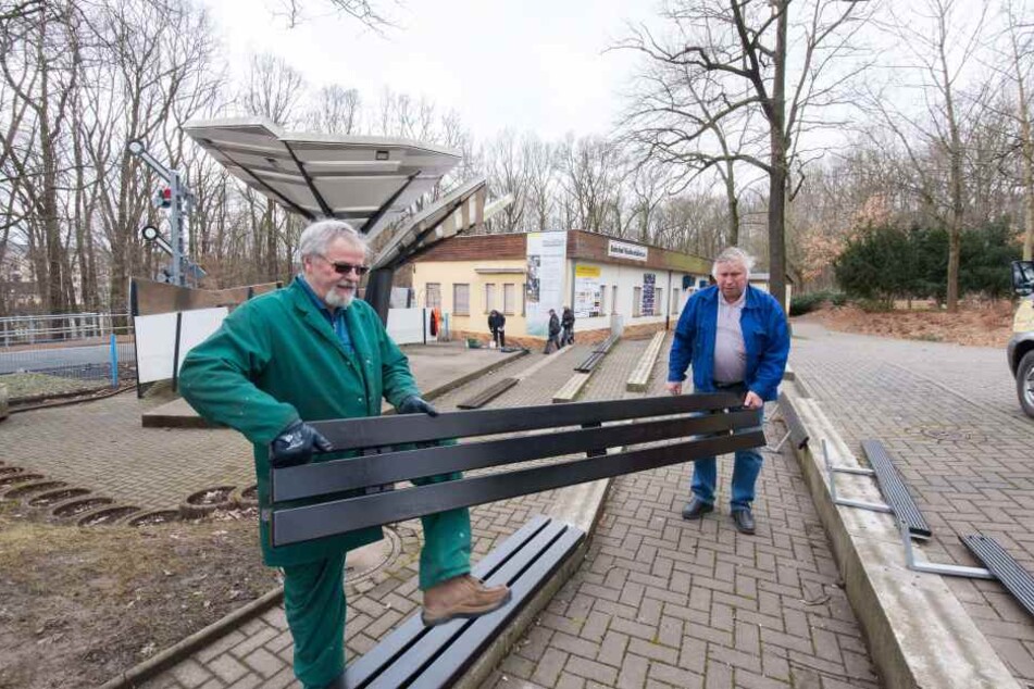 Rainer Friedel (70) und Klaus Neumann (70) bauten vor dem Saisonstart der Parkeisenbahn die Bänke auf.