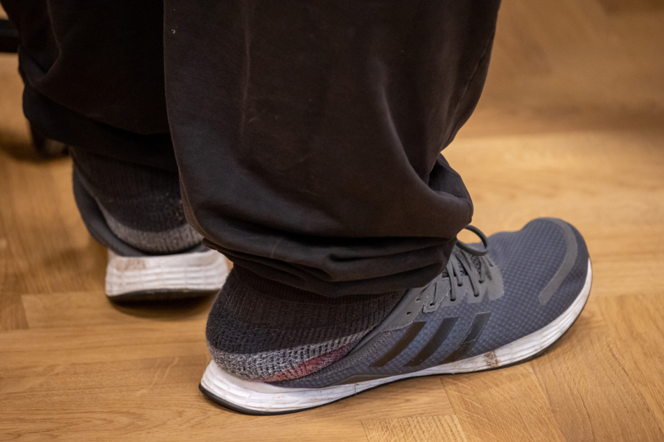 Mit abgetretenen Schuhen erschien der Angeklagte vor Gericht.