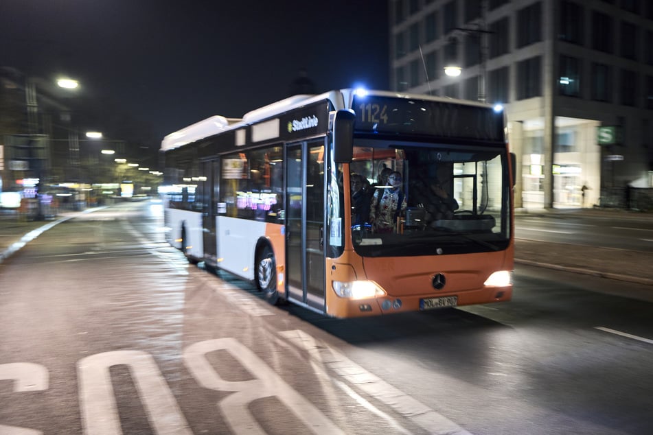 Die drei Frauen saßen in der Nacht zu Mittwoch gegen 3 Uhr im hinteren Teil des Busses. (Symbolbild)