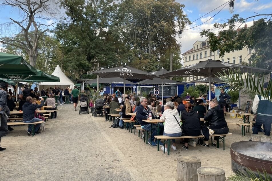 Am Stadtstrand findet ein großes Weinfest statt.