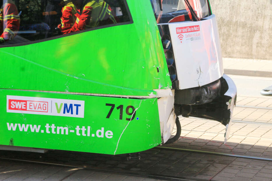 Auch an der Straßenbahn entstand nicht gerade ein unerheblicher Schaden.