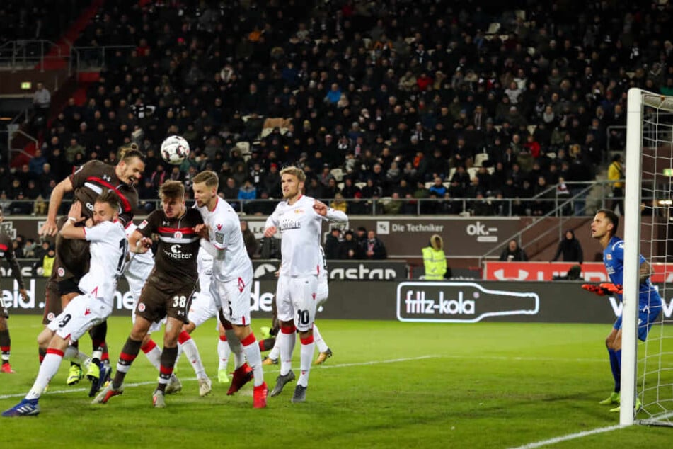 Alex Meier köpft das 2:0.