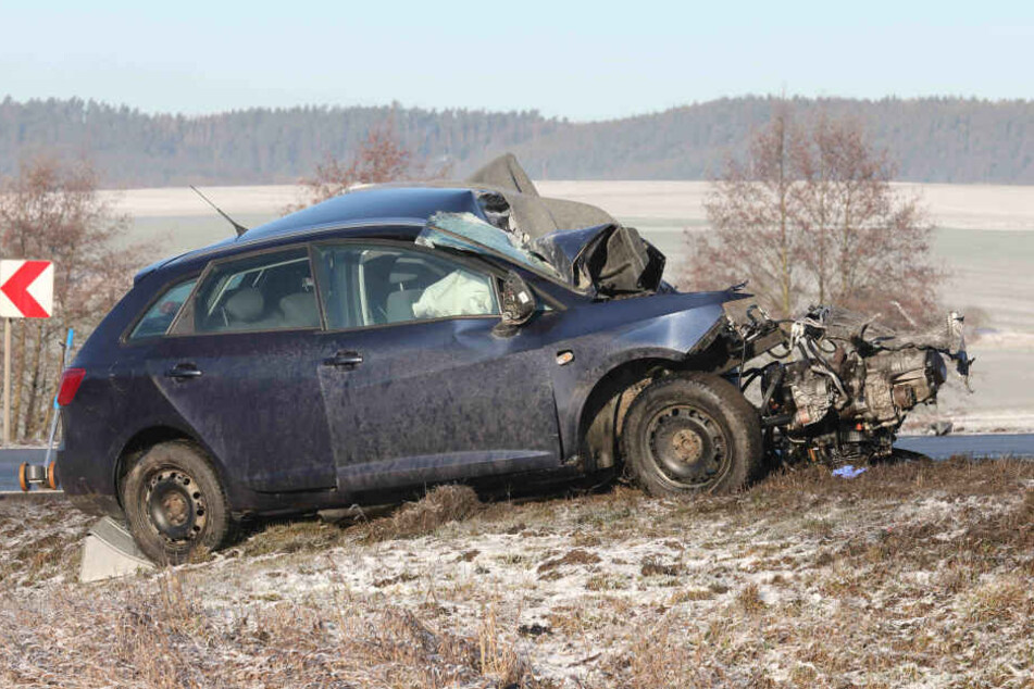 Das Auto wurde durch den Zusammenprall regelrecht zerrissen.