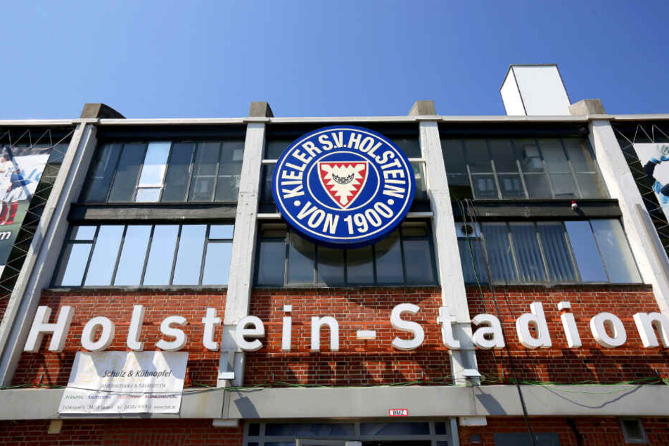 Fans wollen im Holstein-Stadion Fischbrötchen kaufen können. (Archivbild)