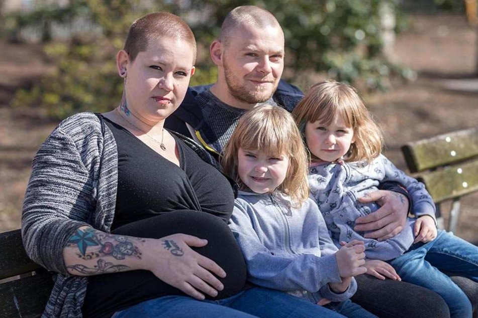 Katerine Richter (26) mit ihrem Mann David (28) und den beiden Töchtern Scarlett (6) und Robin (3). Ab August sind sie zu fünft.