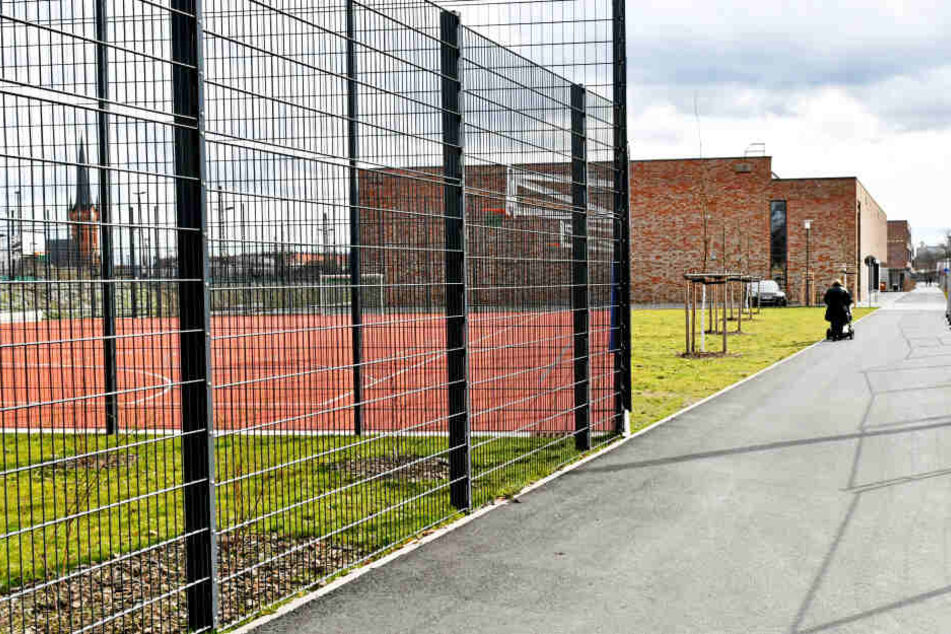 Die Rasenflächen am Schulcampus Pieschen sollen ab April für alle Sportler nutzbar sein.