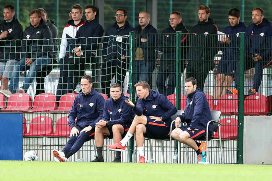 Hatten offensichtlich viel Redebedarf: Der neue Coach Julian Nagelsmann (vorn 2. r.) zwischen seinen Co-Trainern Robert Klauß und Moritz Volz. Im Hintergrund beobachtet Ralf Rangnick (4.v.r.) die Begegnung.