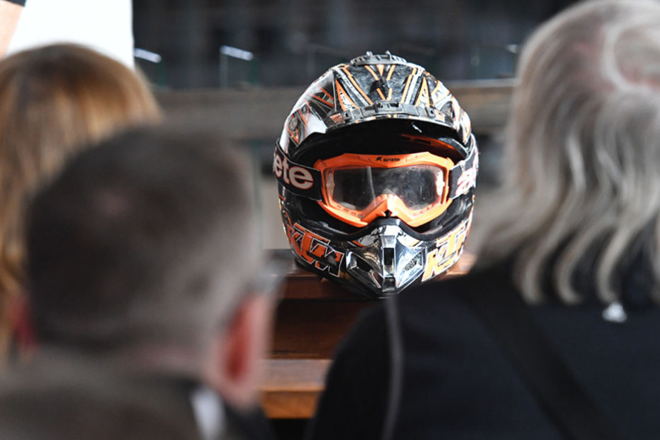 Ein Helm soll in der St. Hedwigs-Kathedrale an die Verstorbenen erinnern.