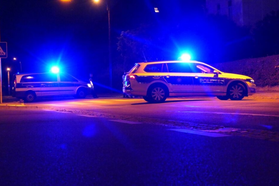 Die Polizei musste am Mittwochabend Verstärkung bei einem Einsatz in Naunhof (Kreis Leipzig) anfordern, nachdem ein Mann mit zwei Messern umhergelaufen ist.