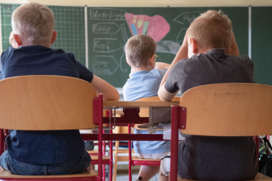 Traurigkeit, Niedergeschlagenheit oder Verlust von Interessen bei Kindern? Symptome werden oft abgetan. (Symbolbild)