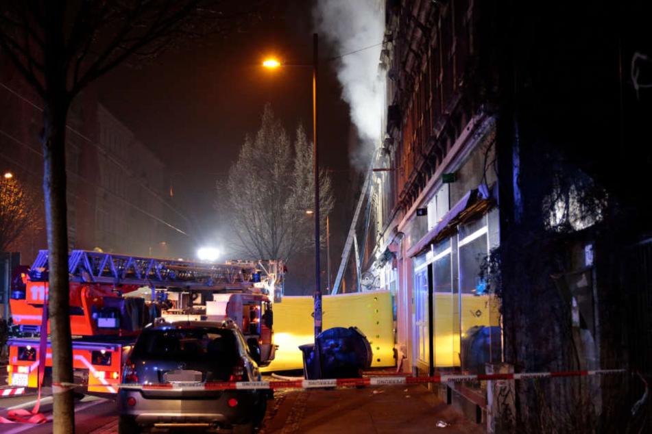 Die Bewohner der oberen Etagen retteten sich teilweise durch einen beherzten Sprung auf das Sprungkissen der Feuerwehr aus dem qualmenden Haus.