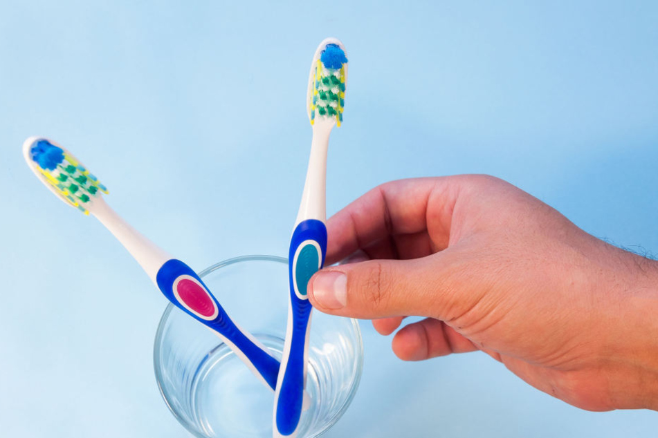 Besser: Die Zahnbürste in einem Glas aufbewahren.